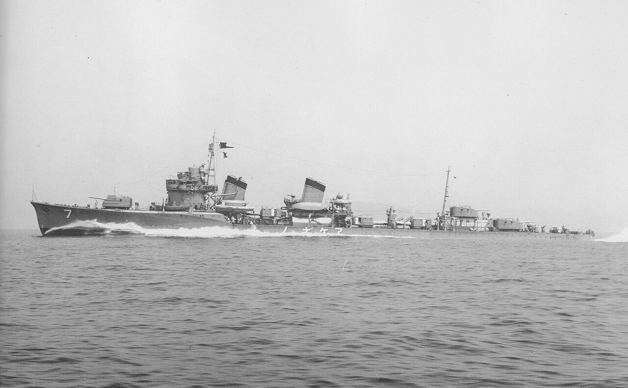 Akebono at speed on 29 July 1936, division number 7 on the bow